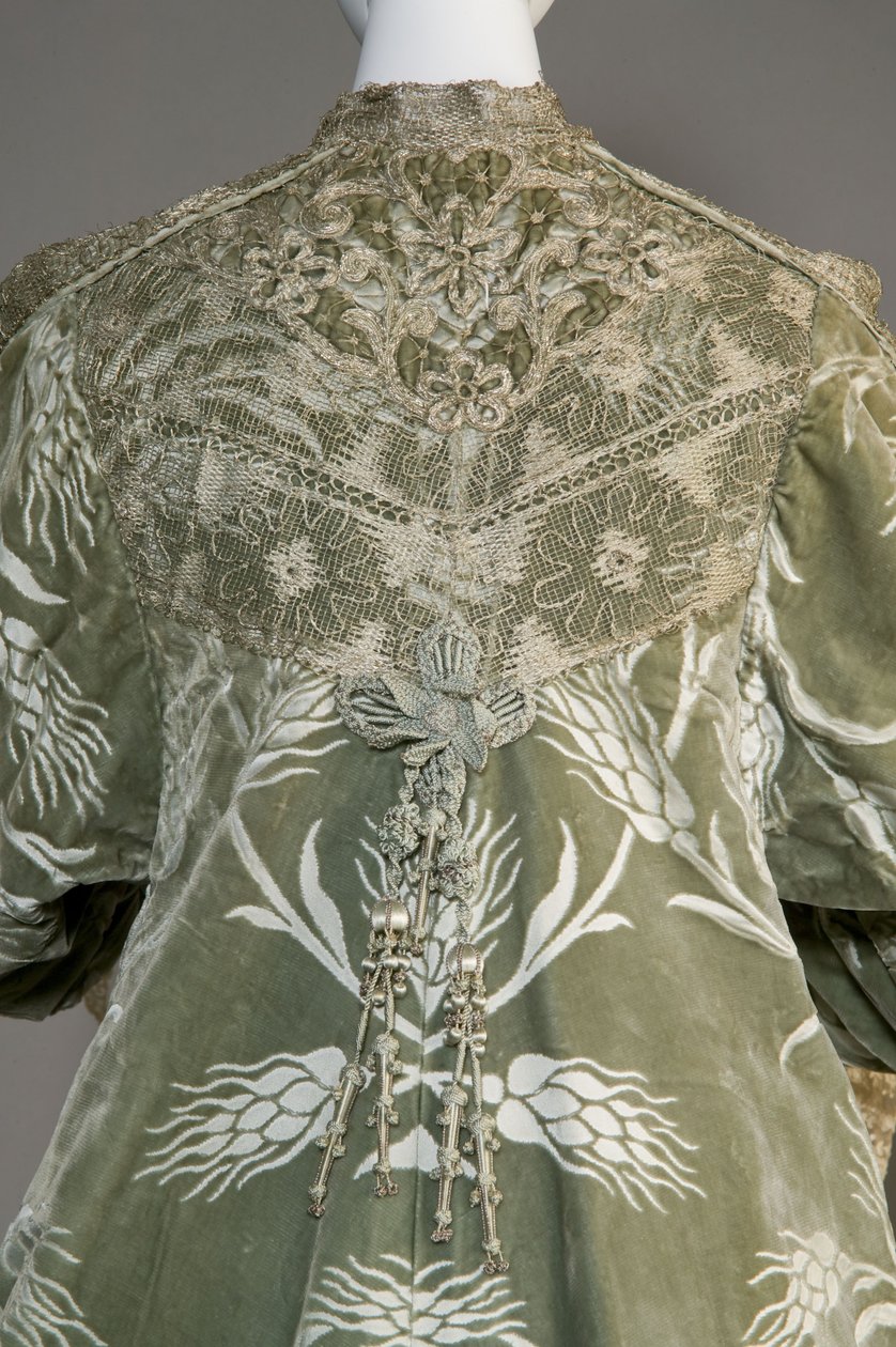Bertha Palmerin iltatakki, n. 1902 (selkäosa). Silkkisatiini leikatulla sametilla vehnäkuviolla, metallinen lankapitsi, silkkimetalliset tupsut. Worth, Pariisi. tekijältä Charles Frederick Worth