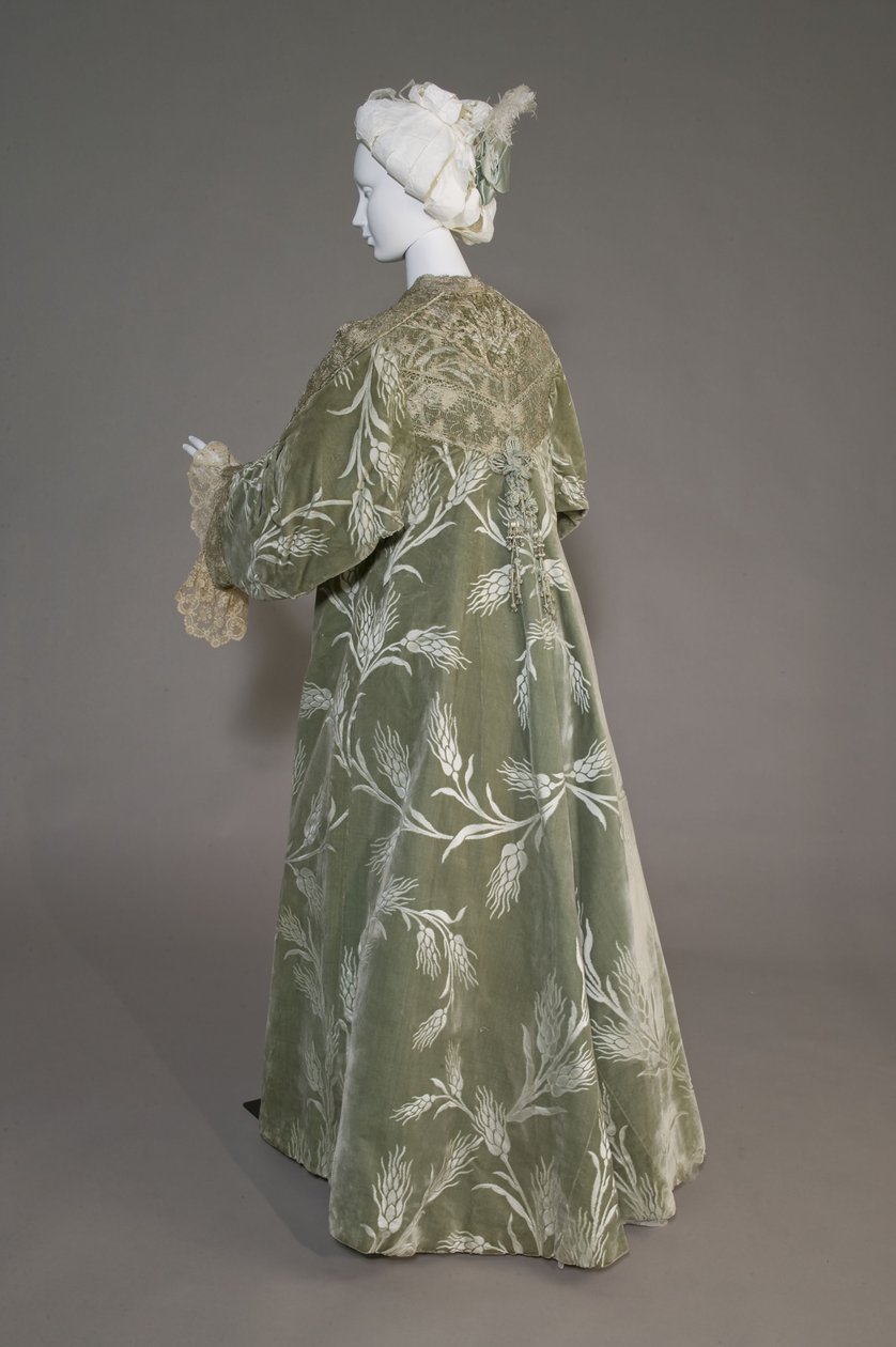 Bertha Palmerin iltatakki, n. 1902 (viistokuva takaa). Silkkisatiini leikatulla sametilla vehnäkuviolla, metallinen lankapitsi, silkkimetalliset tupsut. Worth, Pariisi. tekijältä Charles Frederick Worth