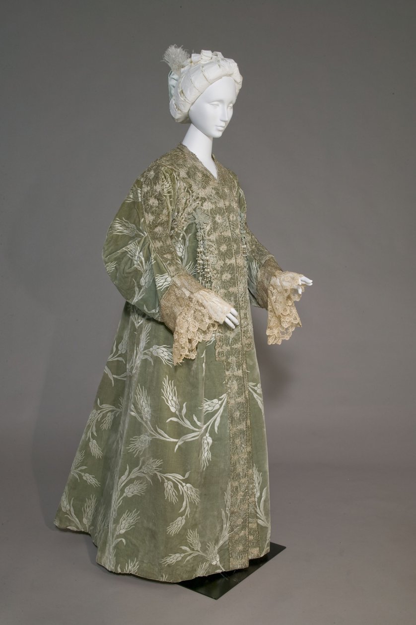 Bertha Palmerin iltatakki, n. 1902 (viistokuva edestä). Silkkisatiini leikatulla sametilla vehnäkuviolla, metallinen lankapitsi, silkkimetalliset tupsut. Worth, Pariisi. tekijältä Charles Frederick Worth