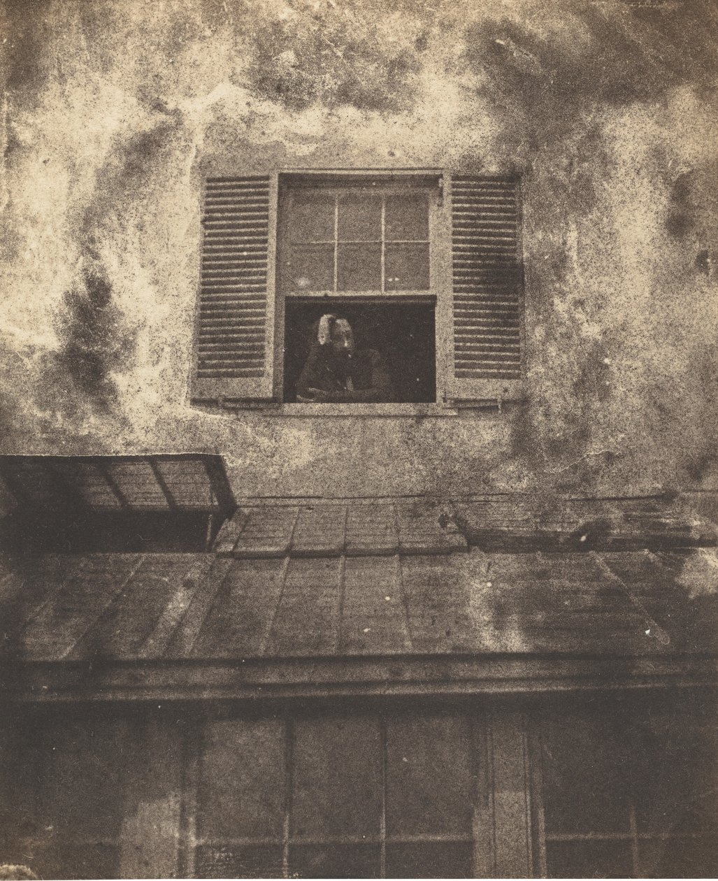 Auguste Vacquerie ikkunassa, Marine Terrace, c. 1853. Tekijät: Charles Hugo, Auguste Vacquerie. tekijältä Charles Hugo, Auguste Vacquerie