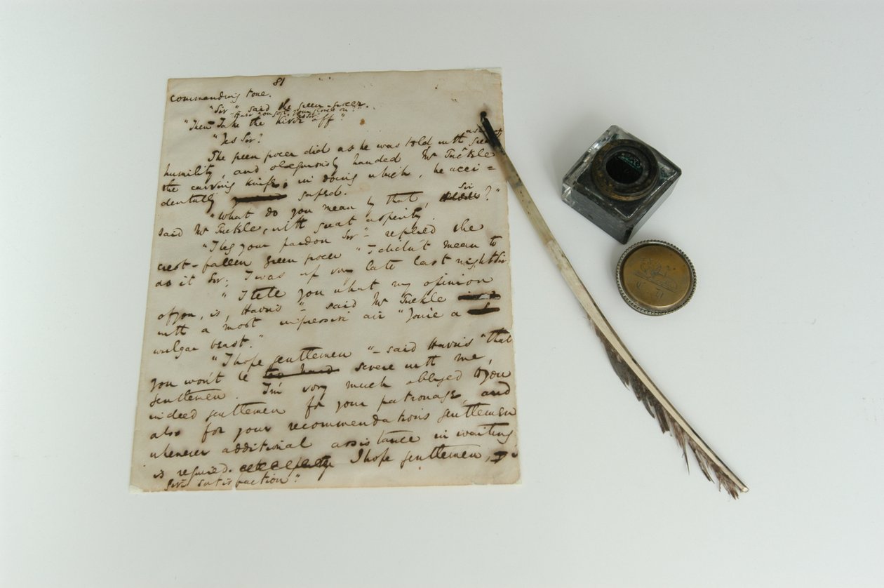 Pickwick Papers -käsikirjoitus, n. 1837, ja Dickensin sulka ja muste, valokuvaus 2000-luku tekijältä Charles John Huffam Dickens