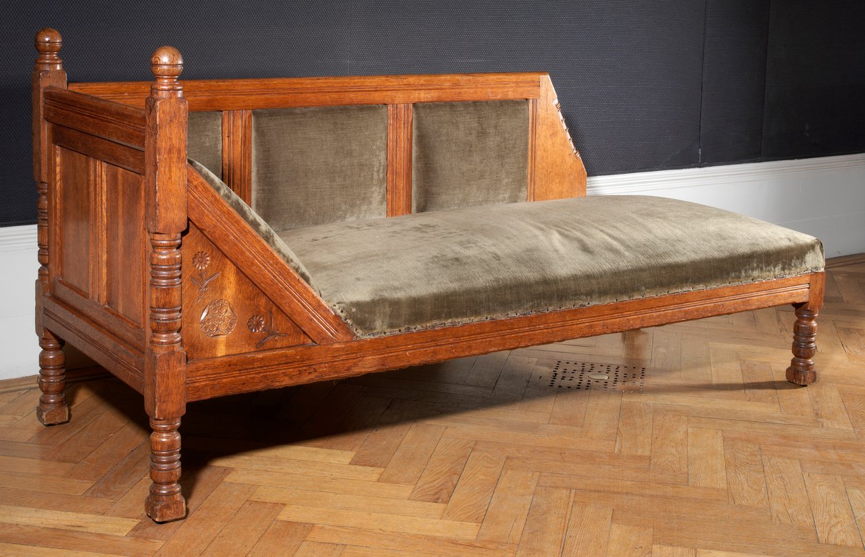 Olohuoneen sohva, n.1874 (tammi) tekijältä Charles Lock Eastlake