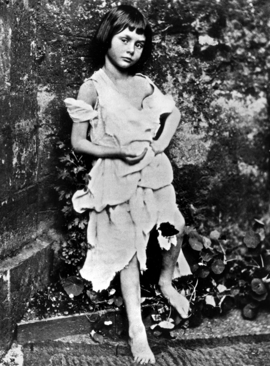 Alice Liddell Lewis Carrollin ystävä, tässä kerjäläistyttönä, Carrollin kuva vuodelta 1865. tekijältä Charles Lutwidge (1832 98) Dodgson