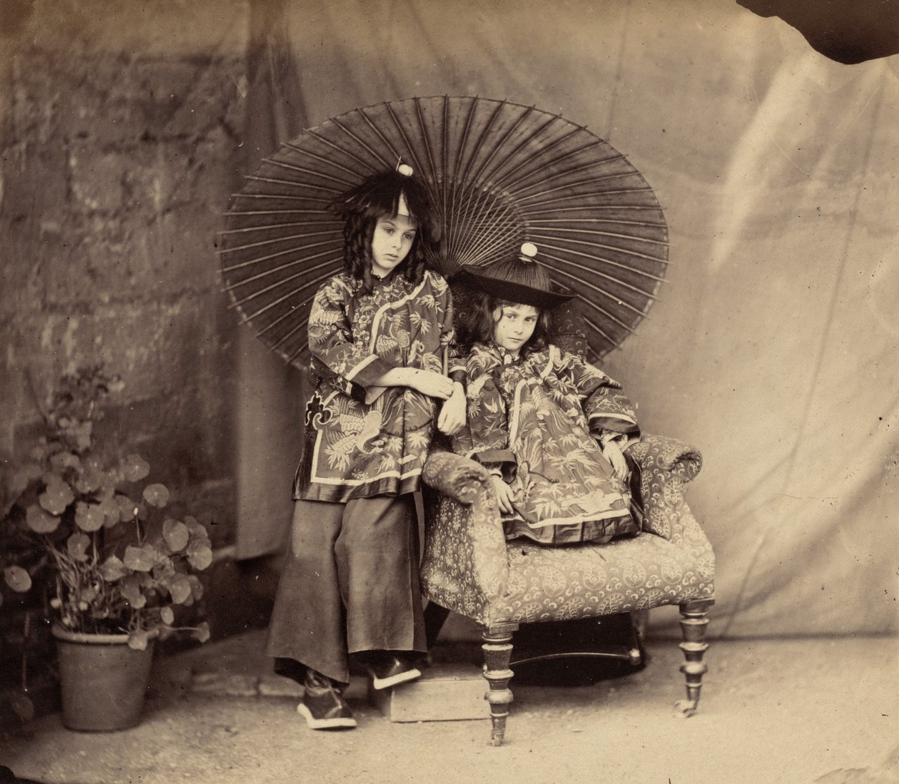 Lorina ja Alice Liddell kiinalaisessa mekossa tekijältä Charles Lutwidge Dodgson