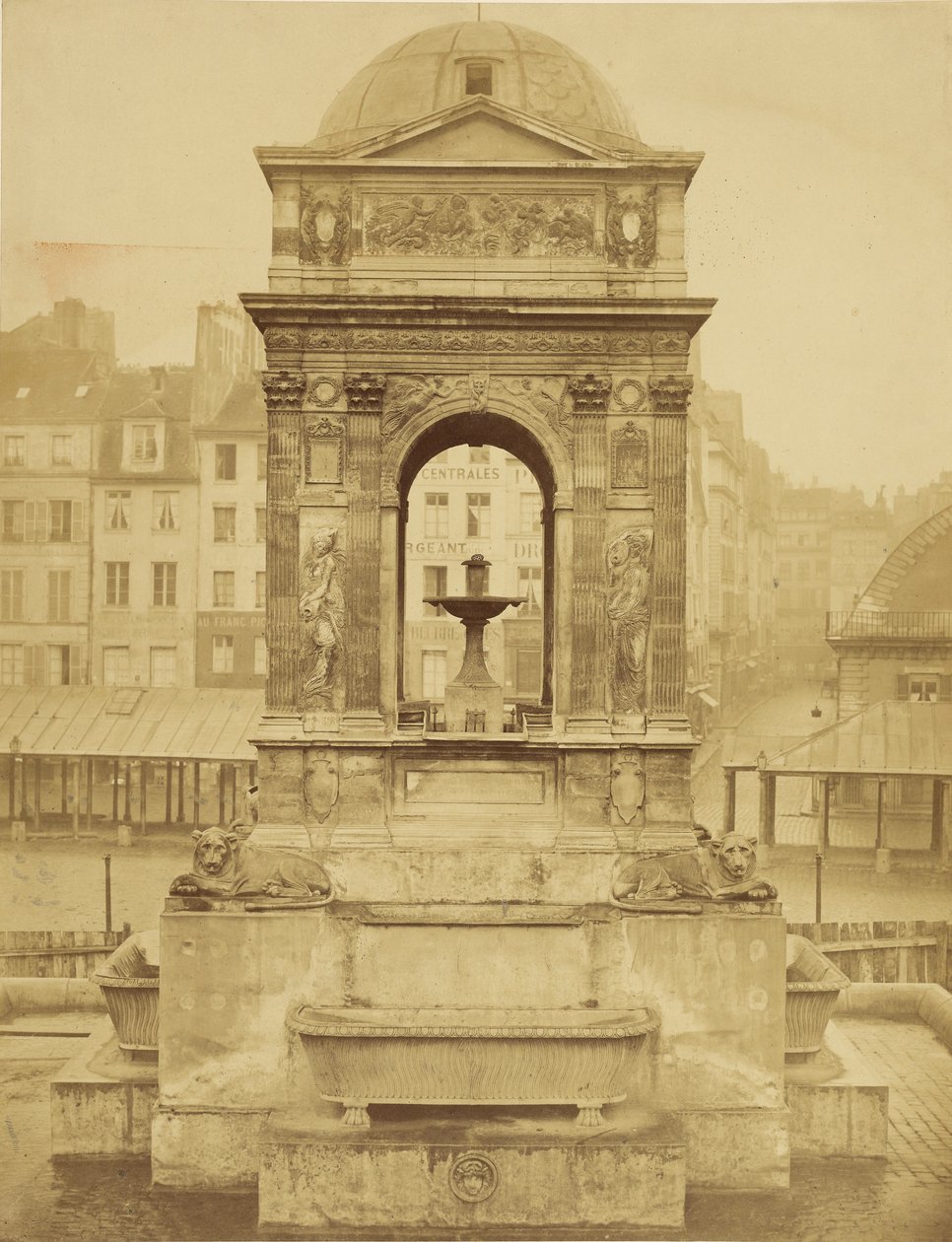 [Fontaine des Innocentsin itäinen julkisivu] / [Fontaine des Innocents, Pariisi] tekijältä Charles Marville