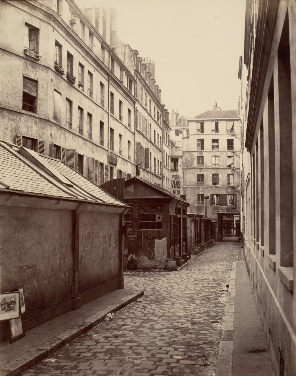 Passage des Deux-Soeurs rue Lafayetten varrella, noin 1867 (kuva). tekijältä Charles Marville