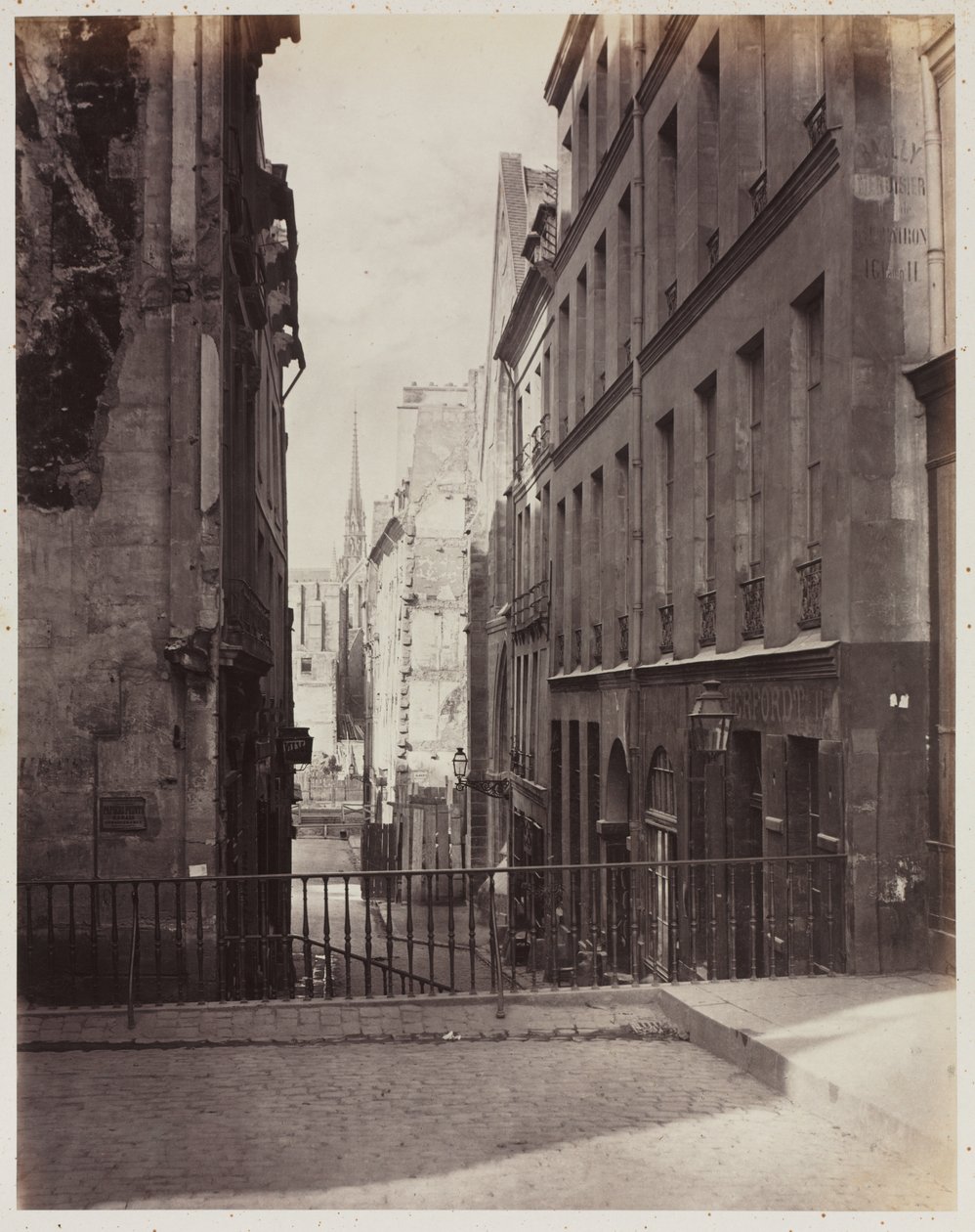Rue Jean-de-Beauvais. Näkymä Rue des Écolesilta kohti rakenteilla olevaa Boulevard Saint-Germainia tekijältä Charles Marville
