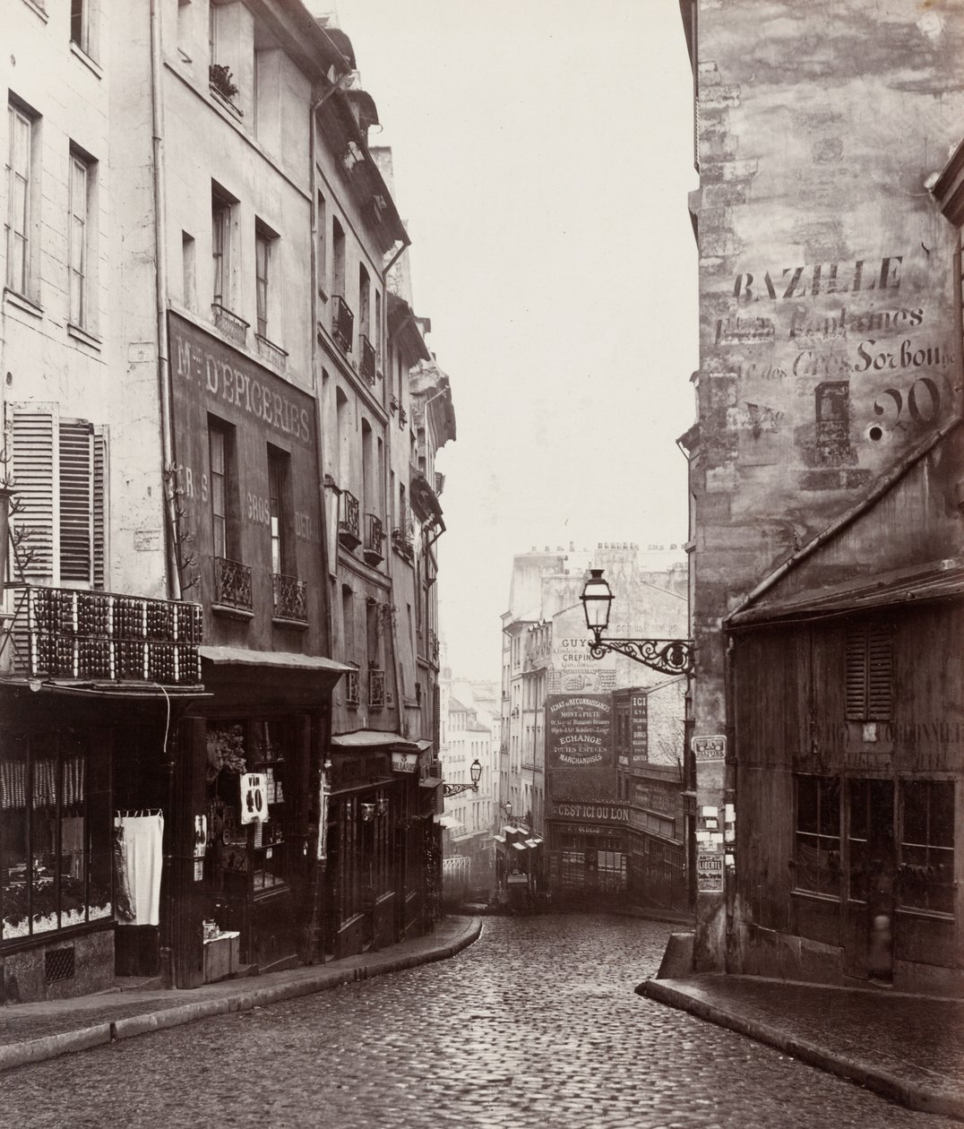 Rue de la Montagne-Sainte-Geneviève lähellä Rue LaPlacen risteystä (Rue de la Montagne-Sainte-Geneviève prés de carrefour de la rue LaPlace) tekijältä Charles Marville