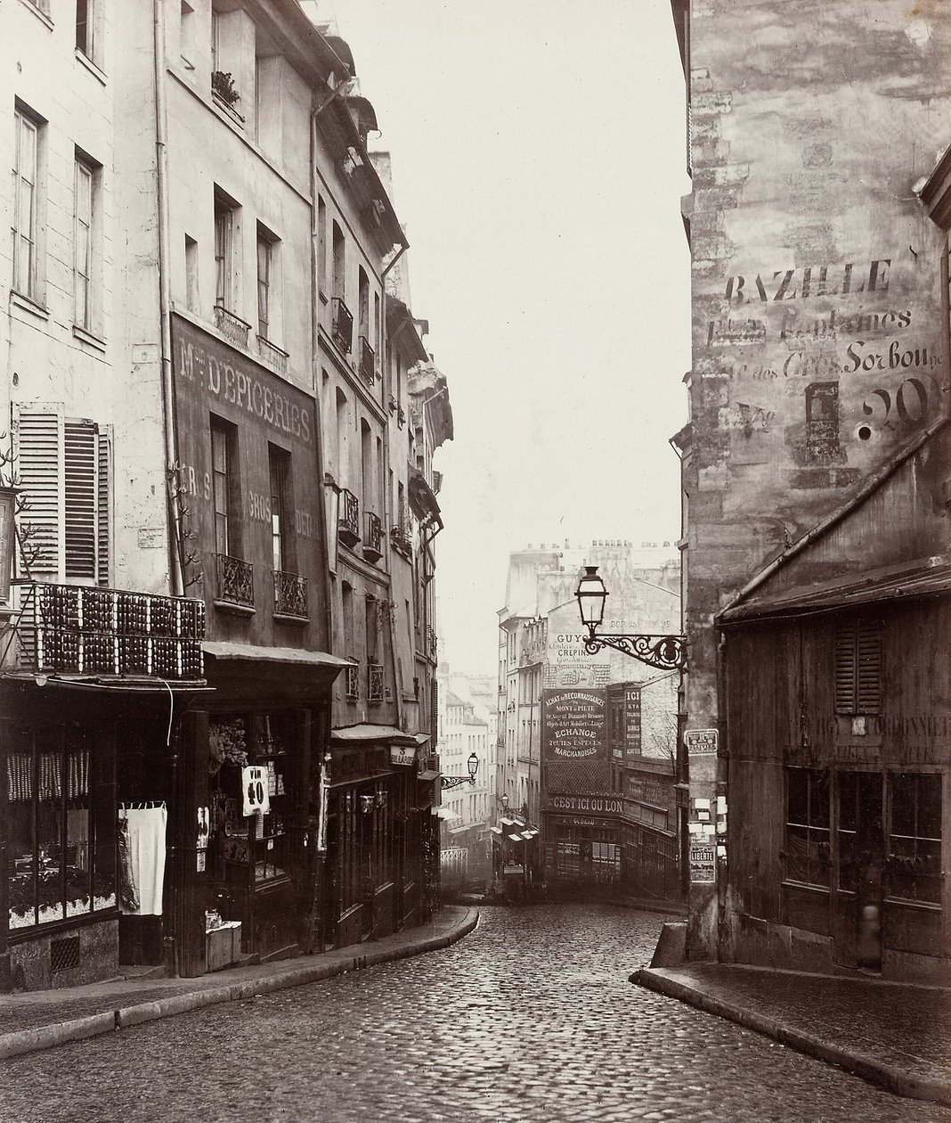 Rue de la Montagne-Sainte-Geneviève lähellä Rue LaPlacen risteystä..., 186569. tekijältä Charles Marville