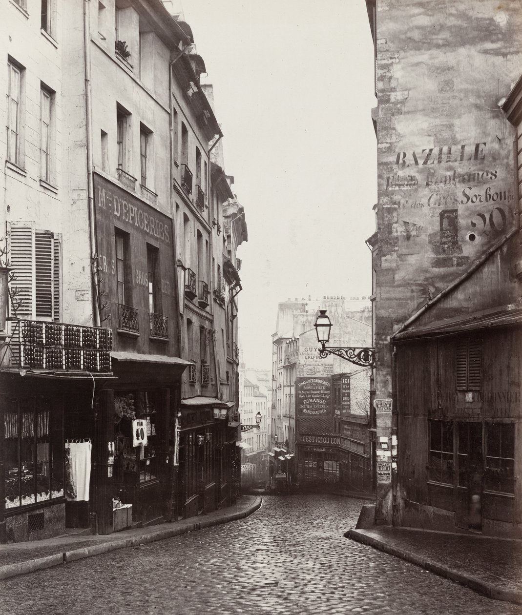 Rue de la Montagne-Sainte-Geneviève lähellä Rue Laplacen risteystä tekijältä Charles Marville