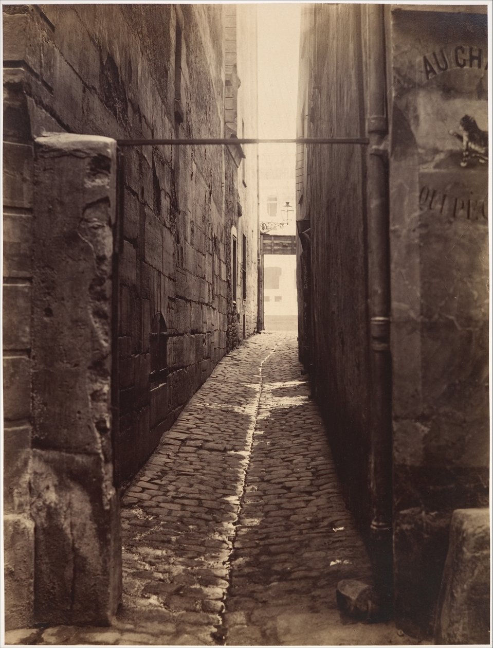 Rue du Chat-qui-Pêche (Rue de la Huchettelta nähtynä) tekijältä Charles Marville