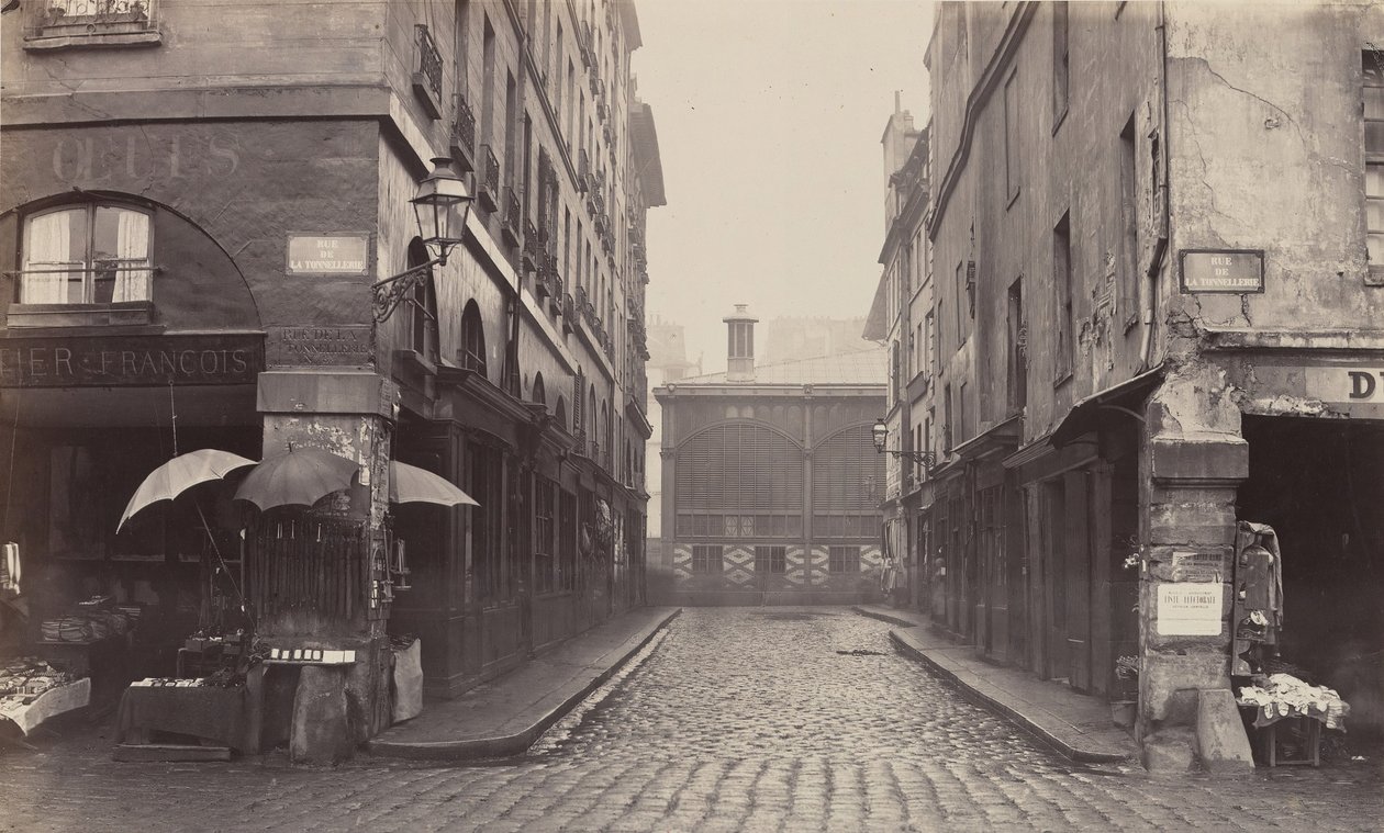 Rue du Contrat-Social, rue de la Tonnellerie, 1864-1865. tekijältä Charles Marville