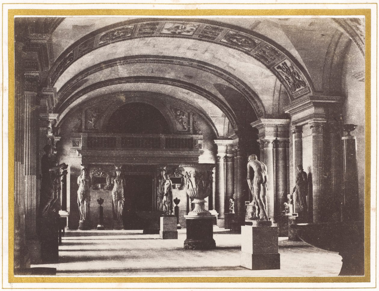 Karyatidien sali Louvren museossa tekijältä Charles Marville