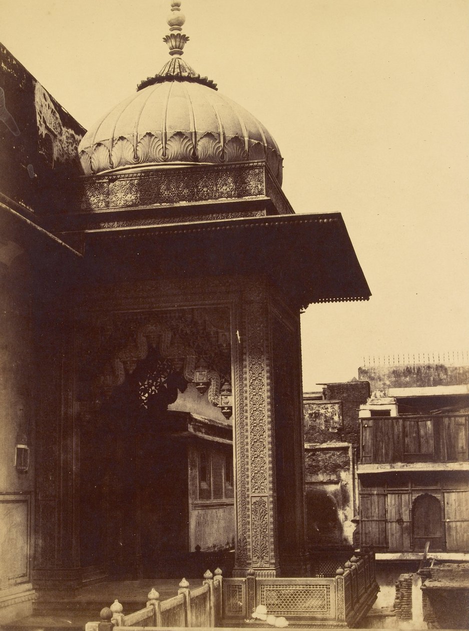 Tunnistamaton rakennus parvekkeella, Delhi tekijältä Charles Moravia