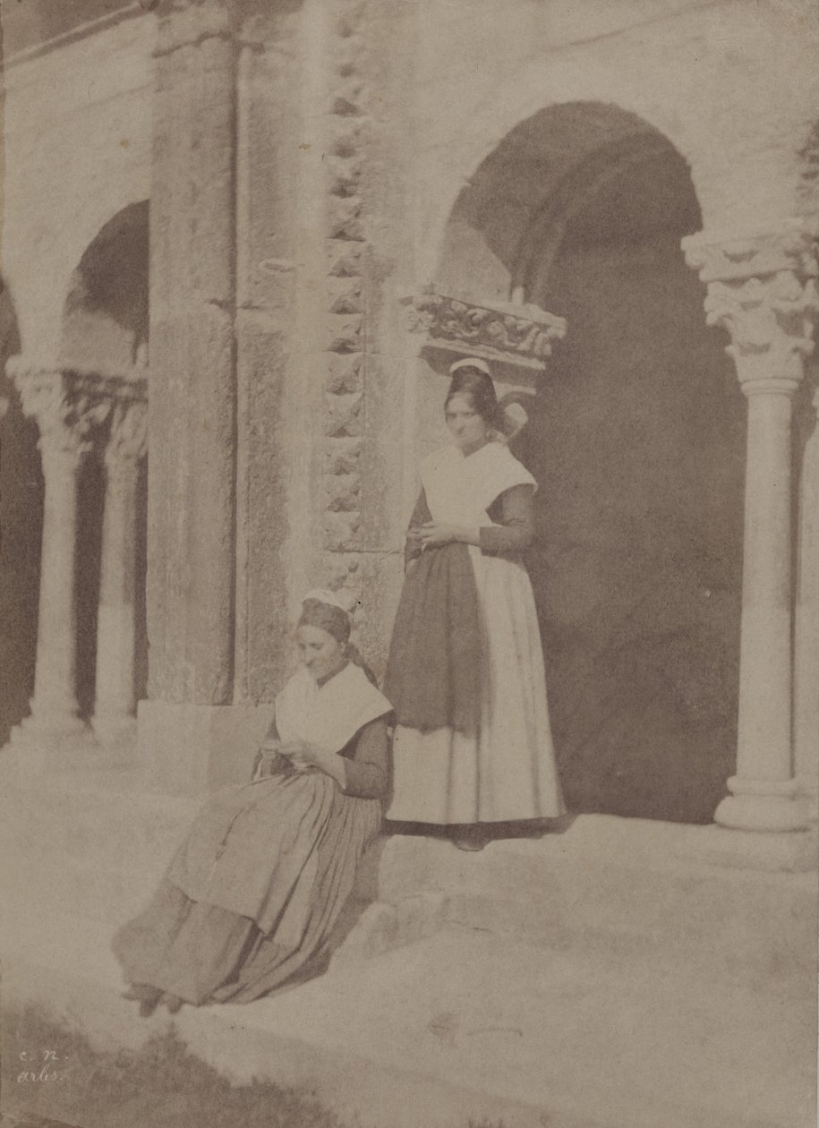Arlesilaisia naisia Saint-Trophimen luostarikäytävässä "Arles" tekijältä Charles Nègre