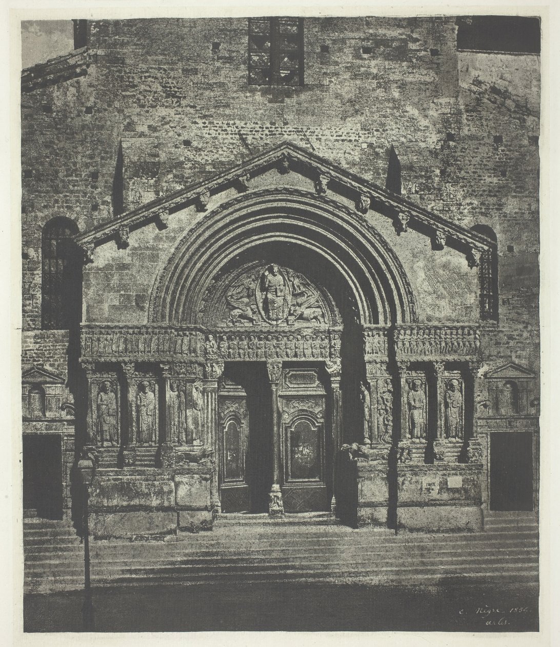 Arles: The West Porch of Saint-Trophime, 21. lokakuuta 1854, painettu 1982. tekijältä Charles Nègre
