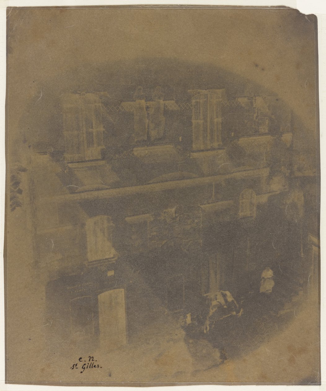 Roomalaistyylisen talon julkisivun alaosa Saint-Gilles du Gardissa, 1852 (kalotyyppi (vahapaperinegatiivi)) tekijältä Charles Nègre