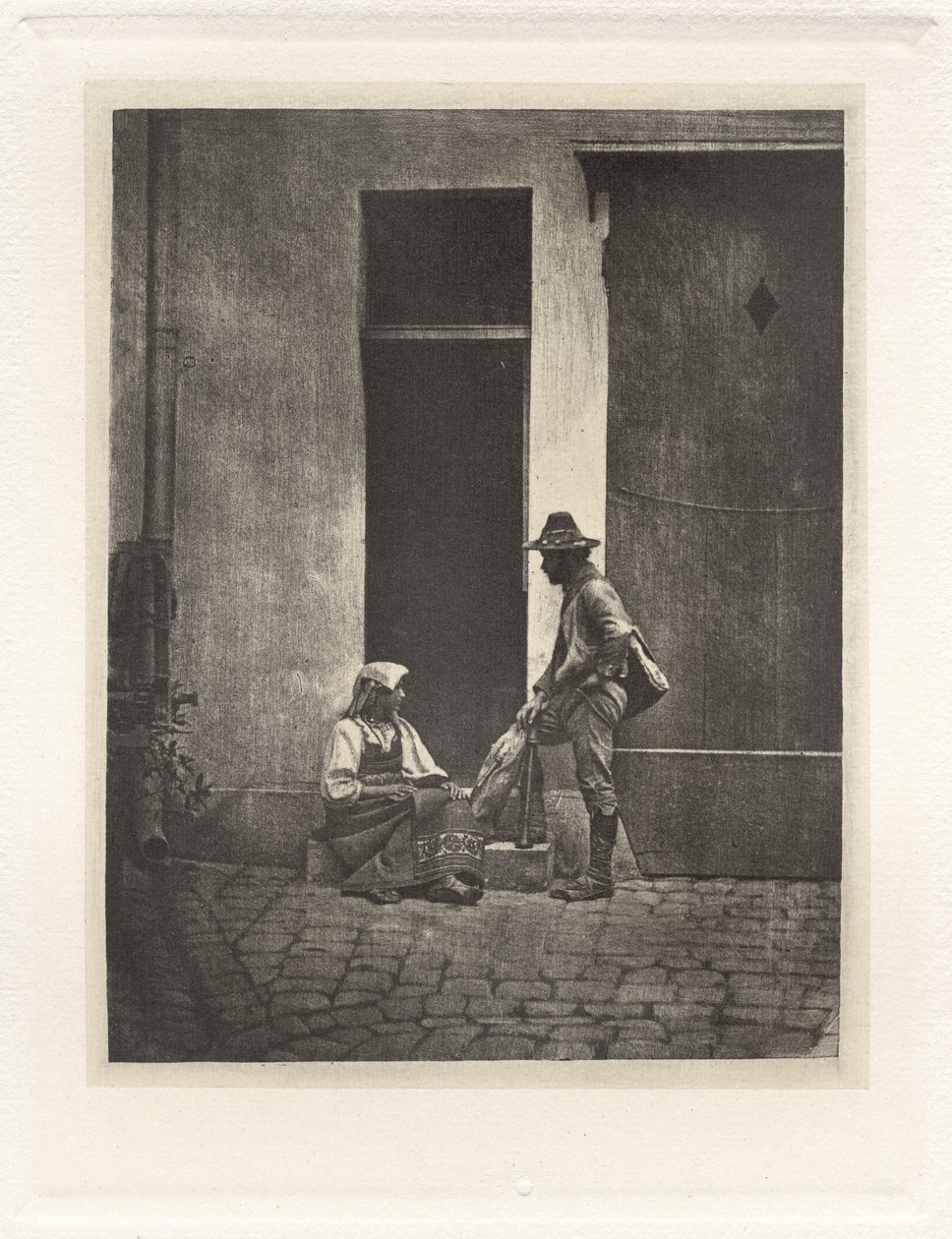 Planche IV - Pifferaro Debout et Paysanne Italienne Assise, dans la Cour du 21 Quai Bourbon (Levy IV - Pifferaro seisova ja italialainen talonpoika istuva, Quai Bourbon 21:n hovissa),1854, painettu 1982 (kuva) tekijältä Charles Nègre