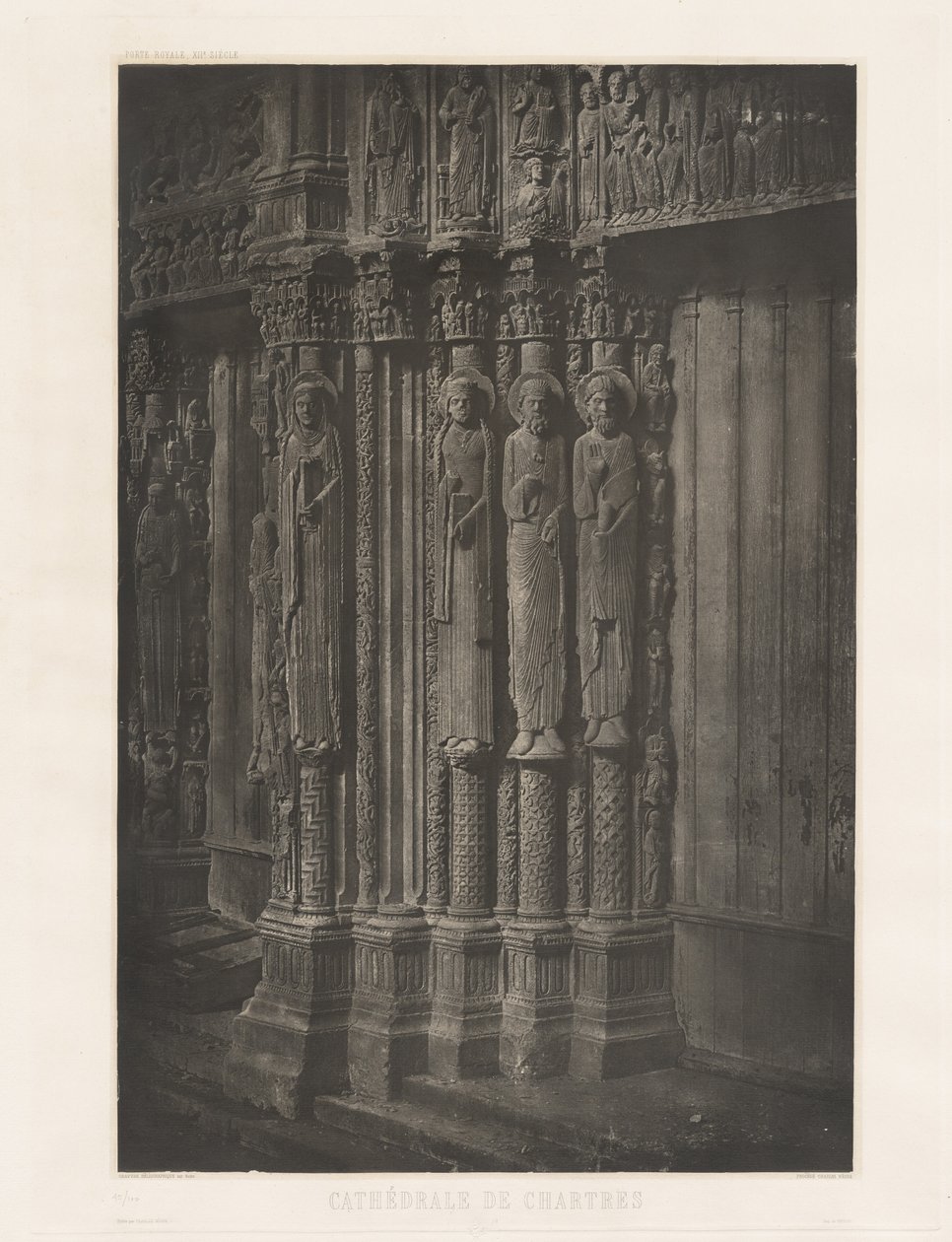 Planche XIII - Cathédrale de Chartres, Statues Colonnes de la Porte Centrale du Portail Royal (Levy XIII - Chartresin katedraali, kuninkaallisen sisäänkäynnin keskioven patsaspylväät),1855, painettu 1982 (kuva) tekijältä Charles Nègre