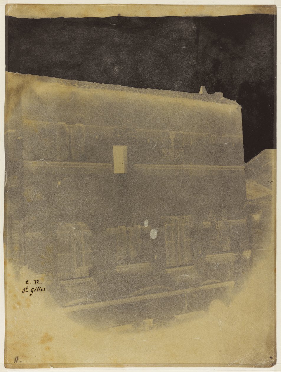 Roomalaistyylisen talon julkisivun yläosa Saint-Gilles du Gardissa. tekijältä Charles Nègre