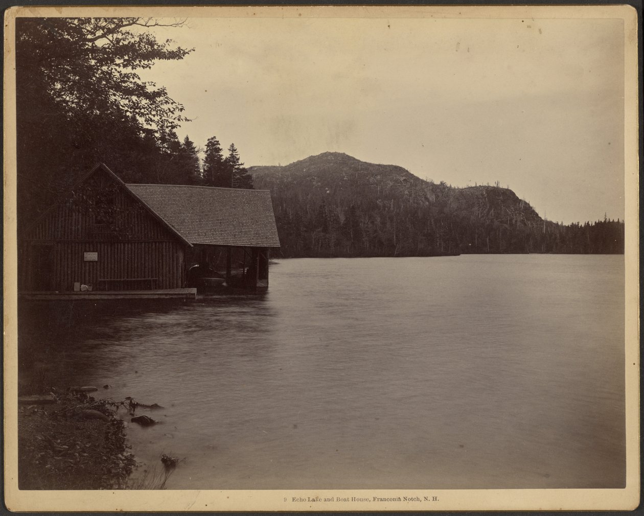 Echo Lake ja venevaja, Franconia Notch, New Hampshire tekijältä Charles P. Hibbard