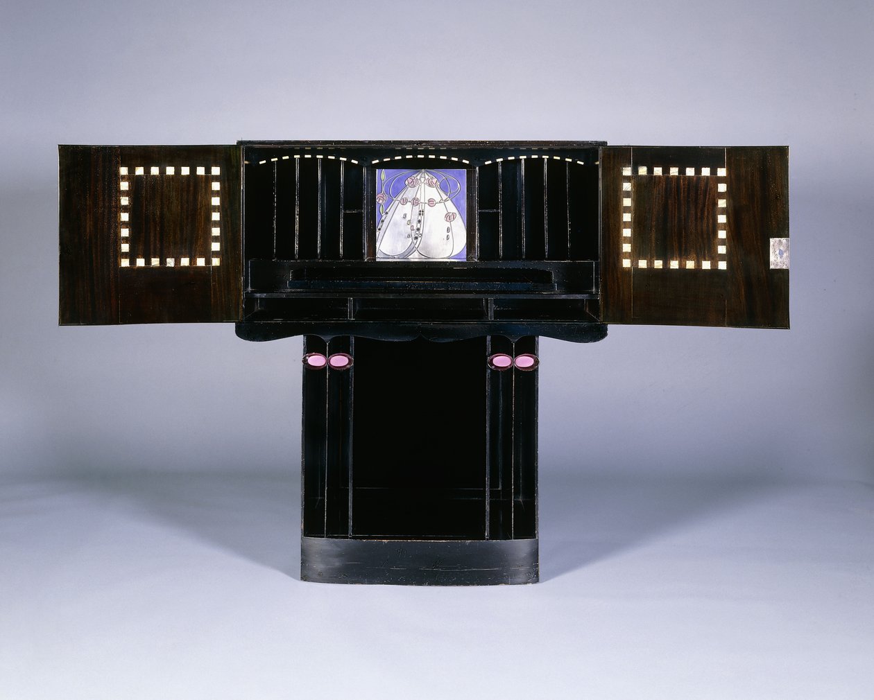 Kirjoituskaappi, joka on suunniteltu Walter W. Blackie Esq.:lle, Hill House, Edinburgh tekijältä Charles Rennie Mackintosh