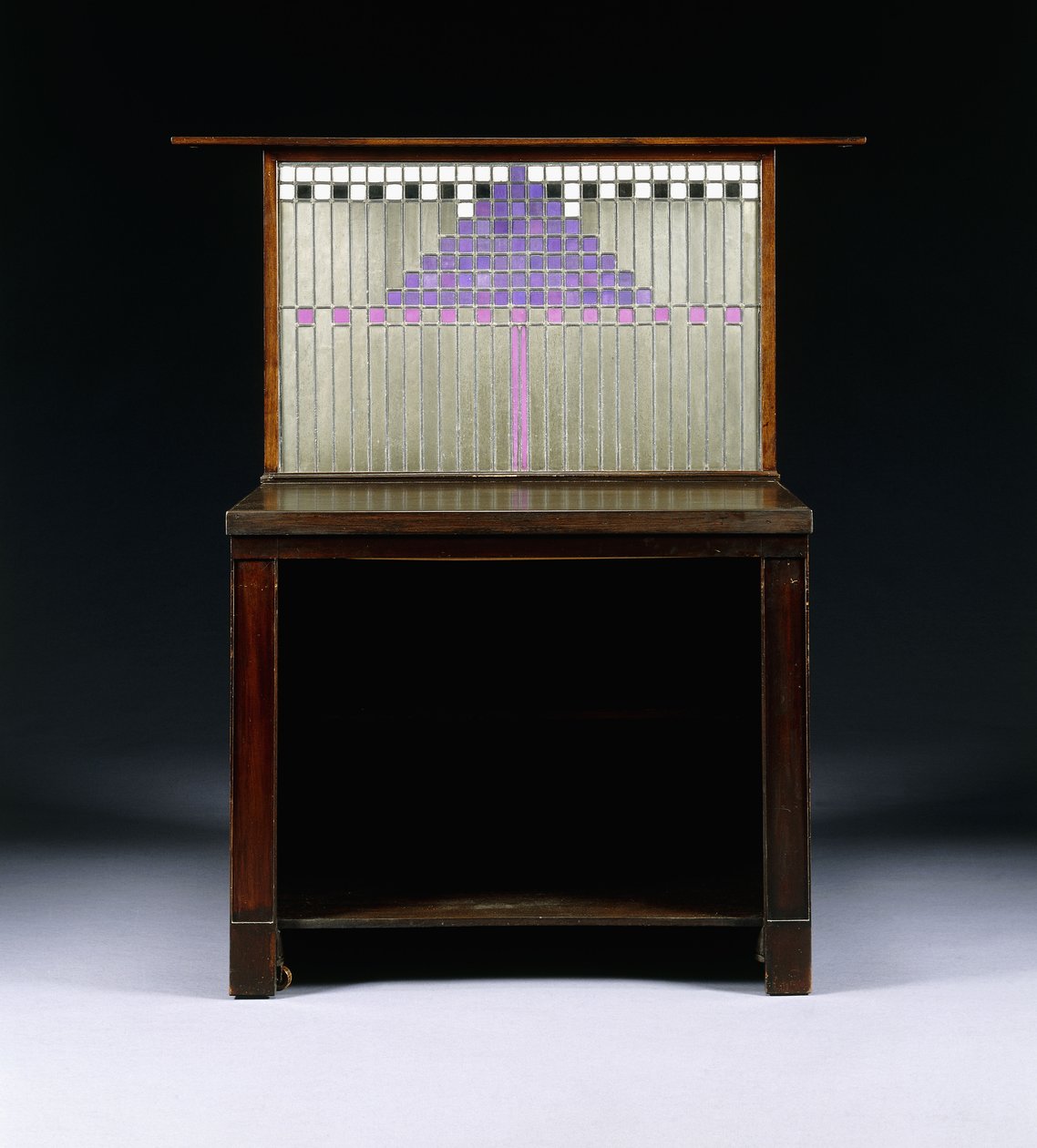 Kirjoituskaappi, joka on suunniteltu Walter W. Blackie Esq.:lle, Hill House, Edinburgh tekijältä Charles Rennie Mackintosh