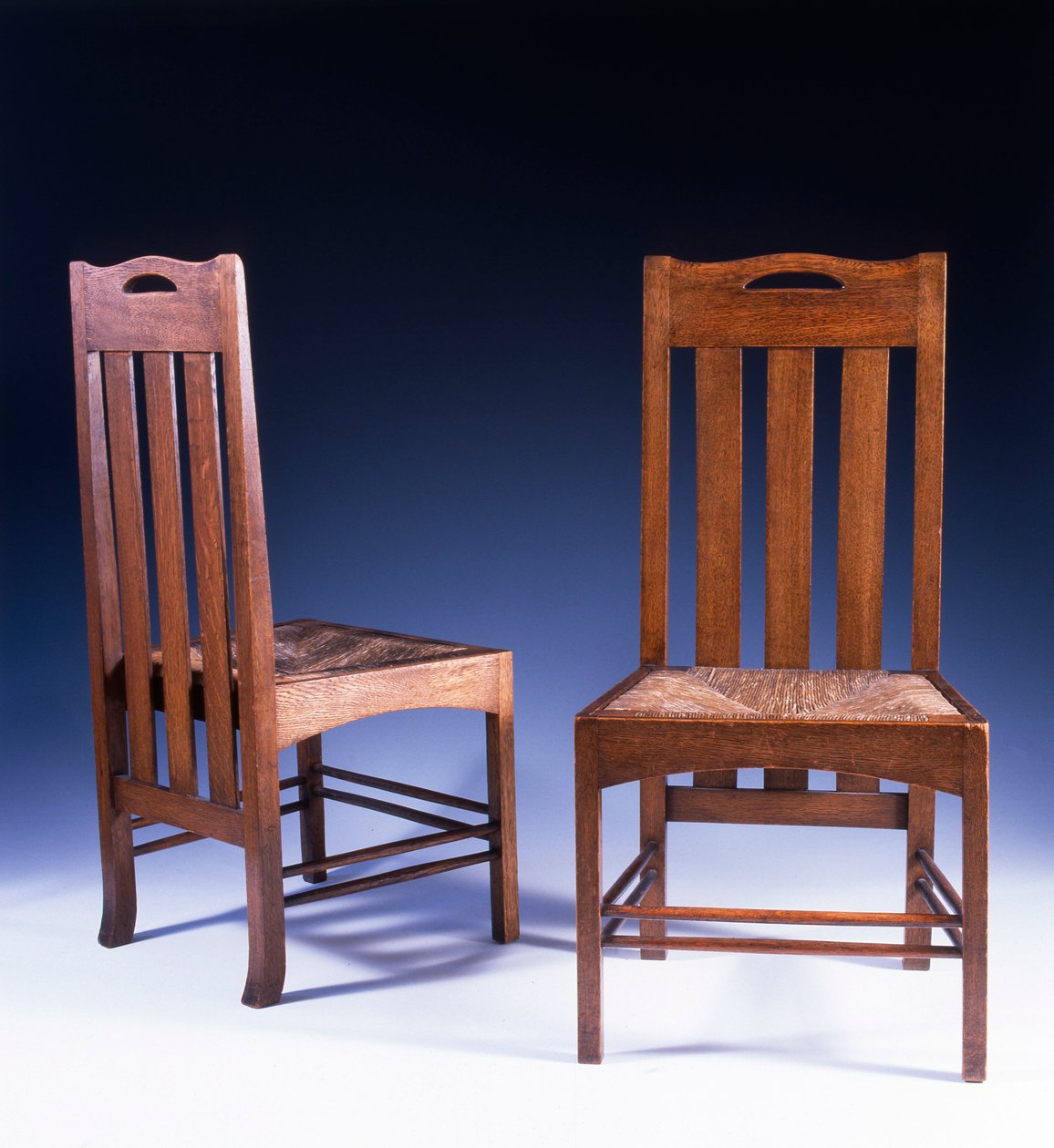 Charles Rennie Mackintoshin Argyle Street Tearoomsille suunnittelema tammiruokatuoli, n. 1898-1899 tekijältä Charles Rennie Mackintosh