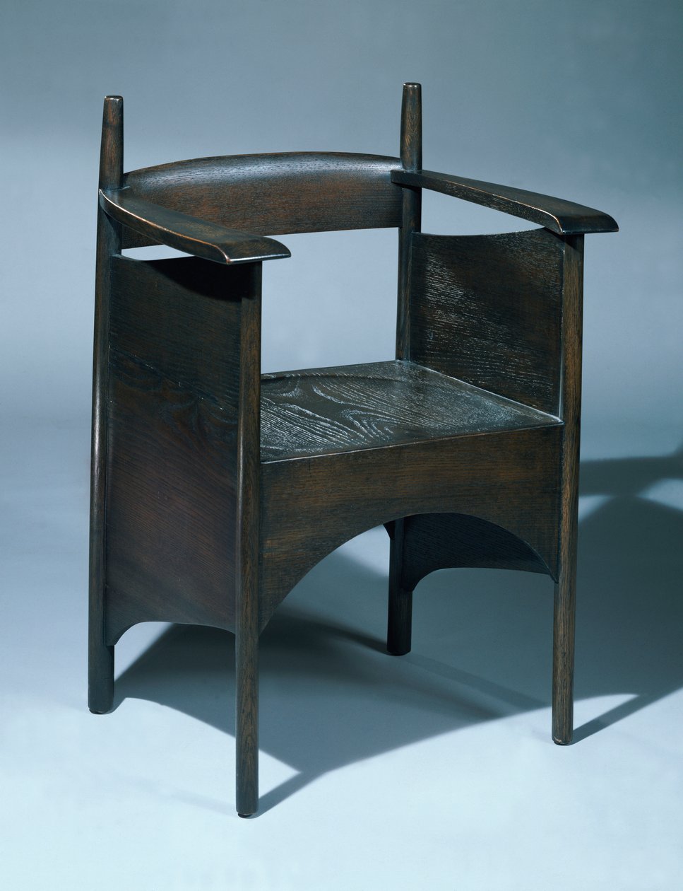 Nojatuoli, joka on suunniteltu Argyle Street Tea Roomsille, Glasgow, 1896 tekijältä Charles Rennie Mackintosh