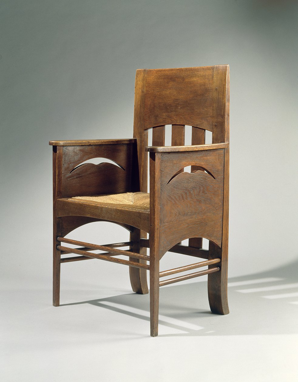 Nojatuoli, suunniteltu vuonna 1897 (tammi istuimella) tekijältä Charles Rennie Mackintosh
