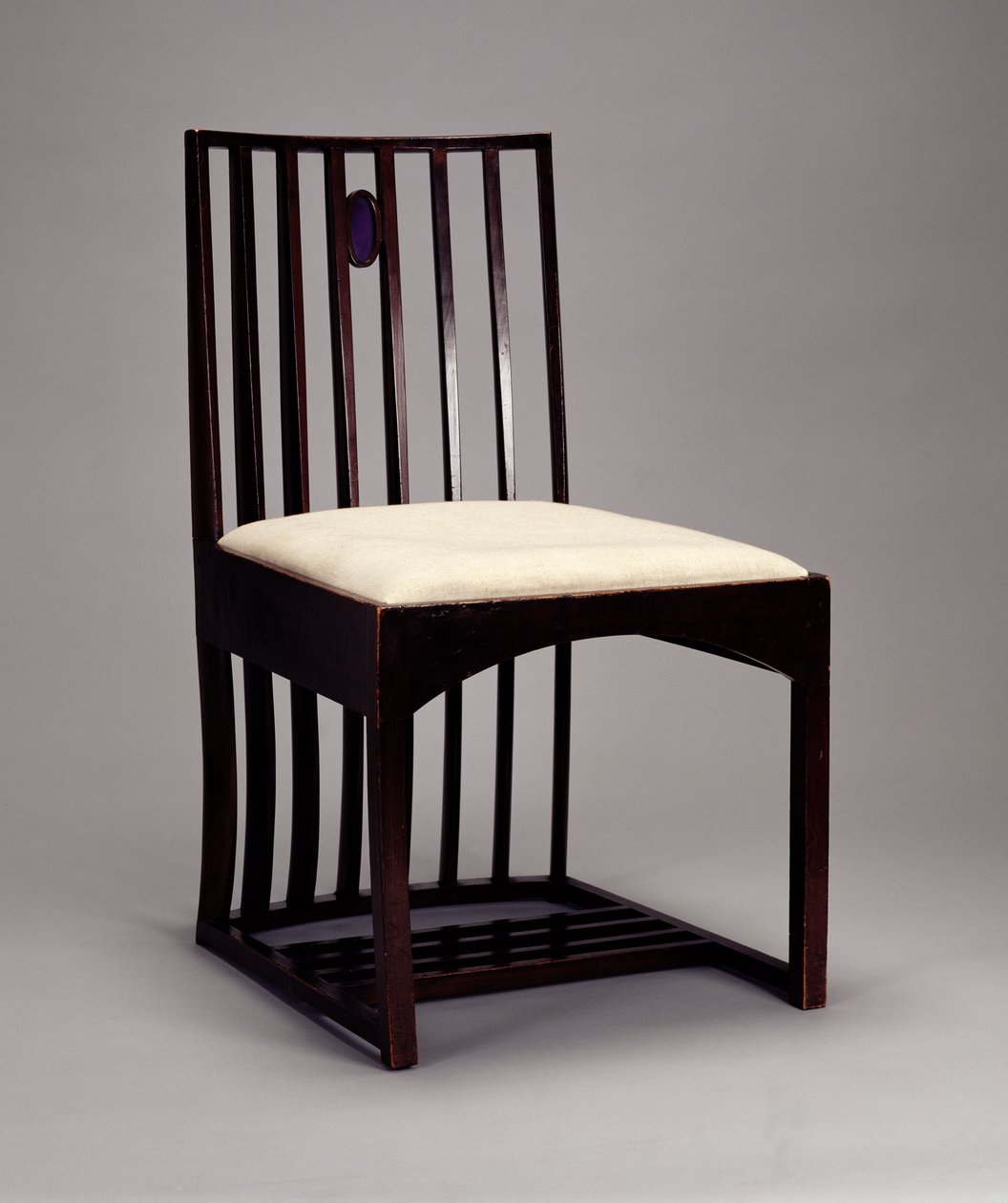 Tuoli olohuoneessa, HousHill, Glasgow, 1904 (tummaksi petsattu, värillisellä lasilla upotekoristeinen) tekijältä Charles Rennie Mackintosh