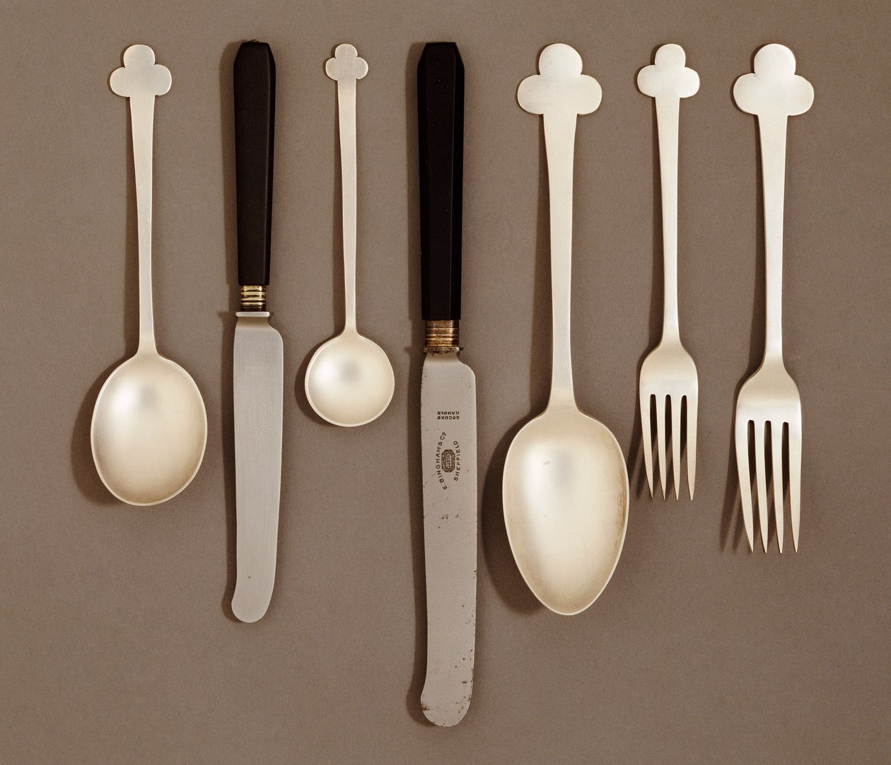 Sähköpinnoitettu pöytäpalvelu, E. Bingham & Co., n. 1906 tekijältä Charles Rennie Mackintosh