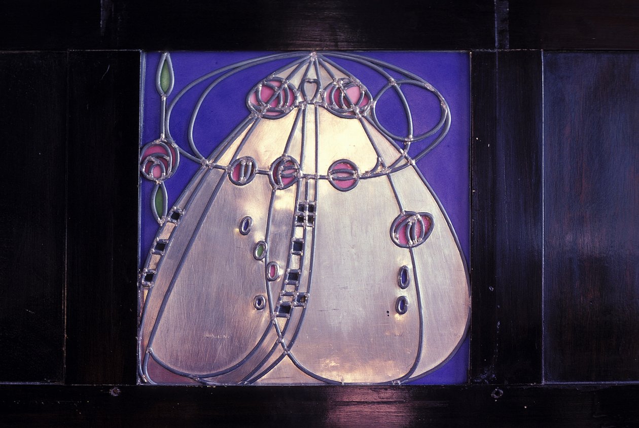 Huonekalut, jotka on suunniteltu numeroon 120 Mains Street, Glasgow, musta kaappi, jossa upotekoristeinen laatta, 1904 (puu, metalli, emali). tekijältä Charles Rennie Mackintosh