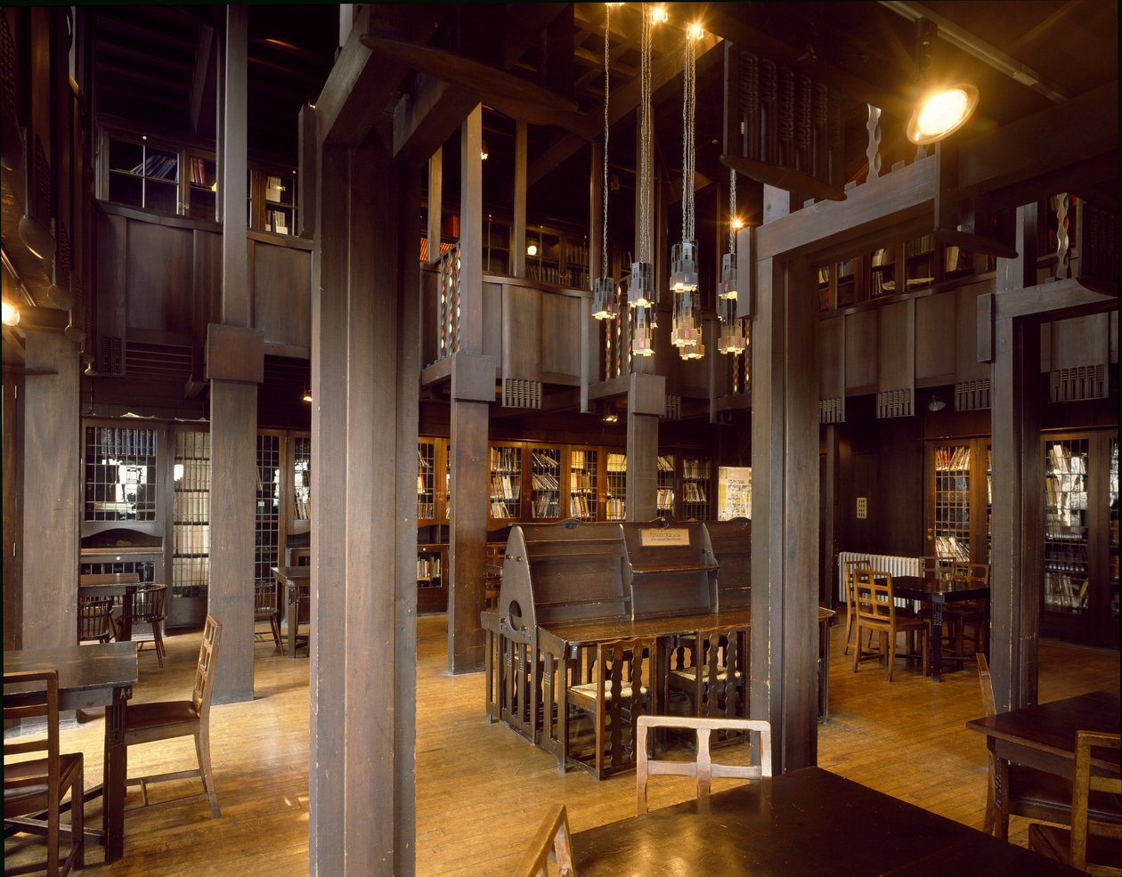 Arkkitehti Charles Rennie Mackintoshin (1868-1928) suunnittelema Kuvataidekoulun lukusalin sisäkuva tekijältä Charles Rennie Mackintosh