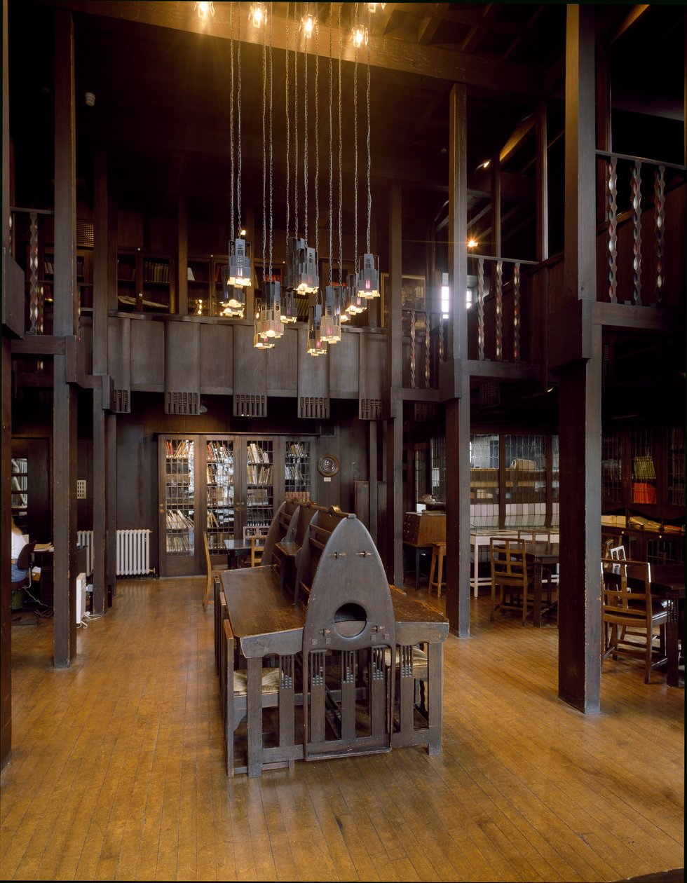 Arkkitehti Charles Rennie Mackintoshin (1868-1928) suunnittelema Kuvataidekoulun lukusalin sisäkuva tekijältä Charles Rennie Mackintosh