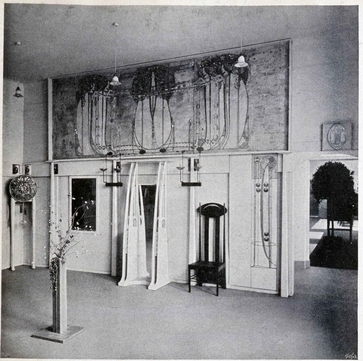 Sisäkuva koristeellisesta taidesalongista Wienissä, noin 1900 (sisustus ja huonekalut Charles Rennie ja Margaret MacDonald Mackintosh) tekijältä Charles Rennie Mackintosh