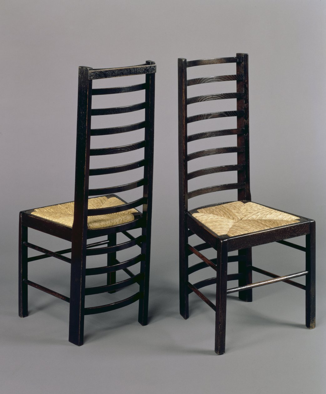 Tikkaat tuolit, n. 1903 (petsattu tammi) tekijältä Charles Rennie Mackintosh