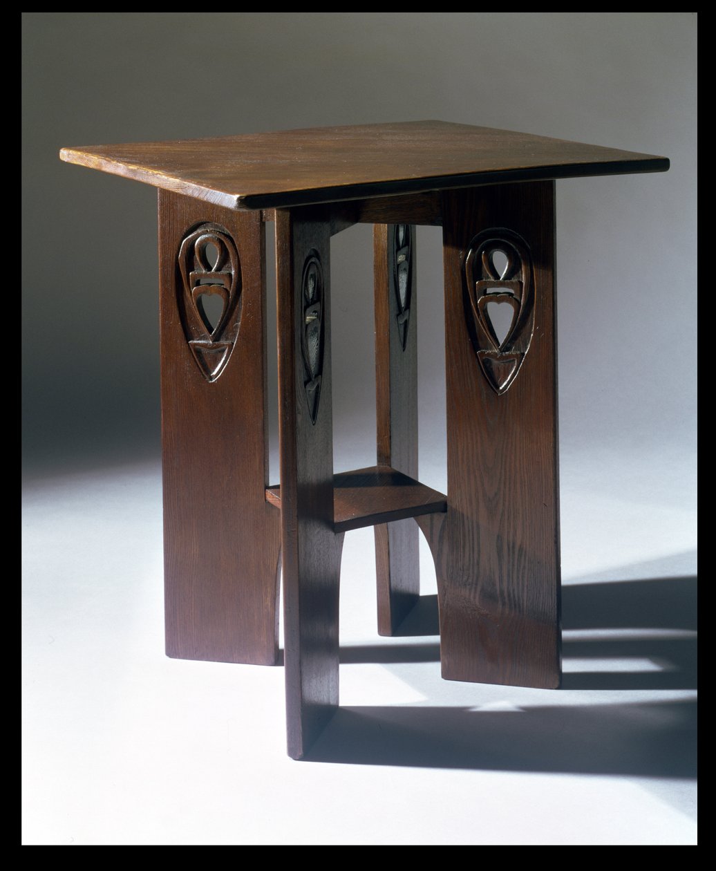 Pöytä, joka on suunniteltu biljardihuoneeseen Miss Cranstons Argyle Tearoomsissa, Glasgow, 1897 (tammi) tekijältä Charles Rennie Mackintosh