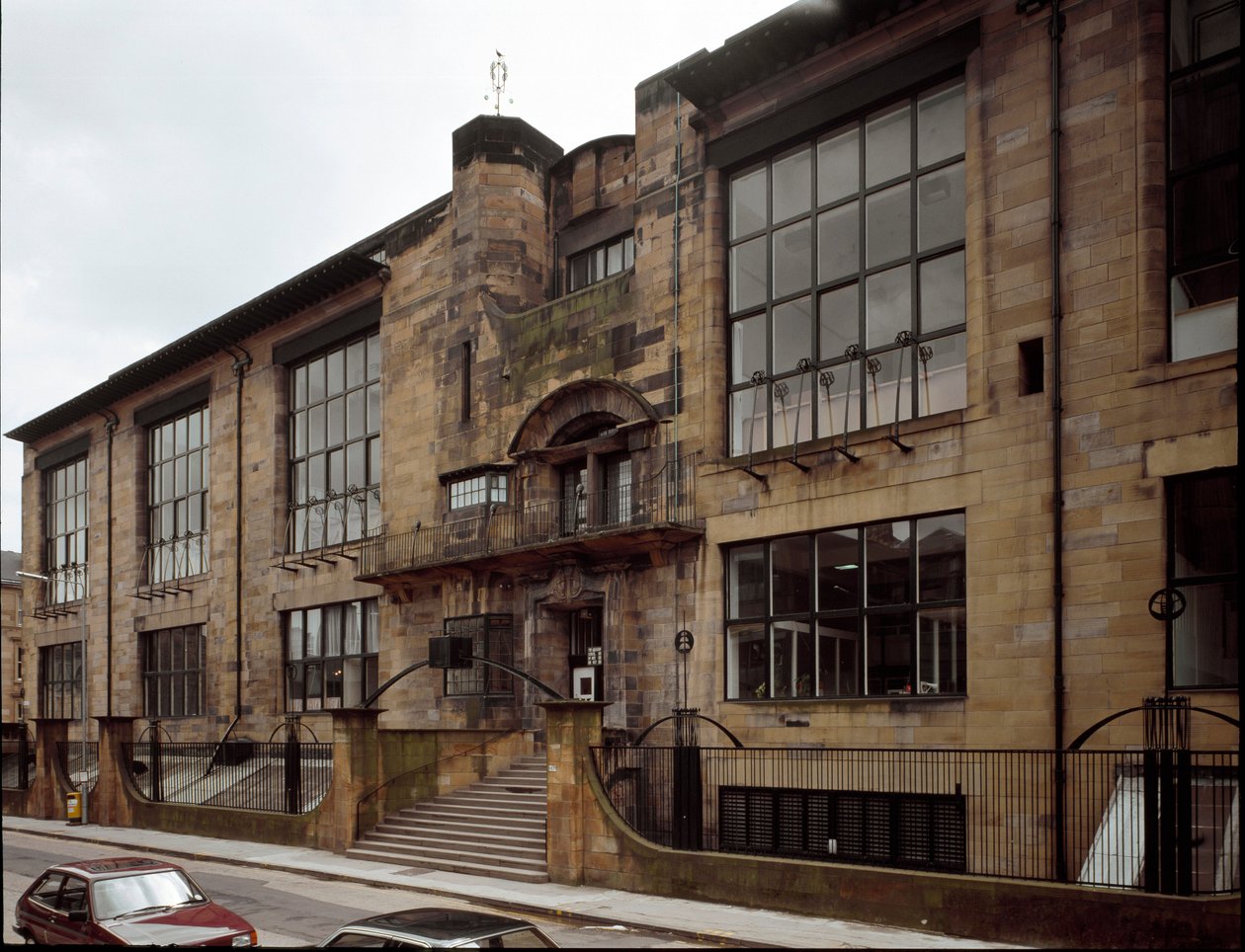 Näkymä arkkitehti Charles Rennie Mackintoshin (1868-1928) suunnittelemasta Kuvataidekoulusta tekijältä Charles Rennie Mackintosh