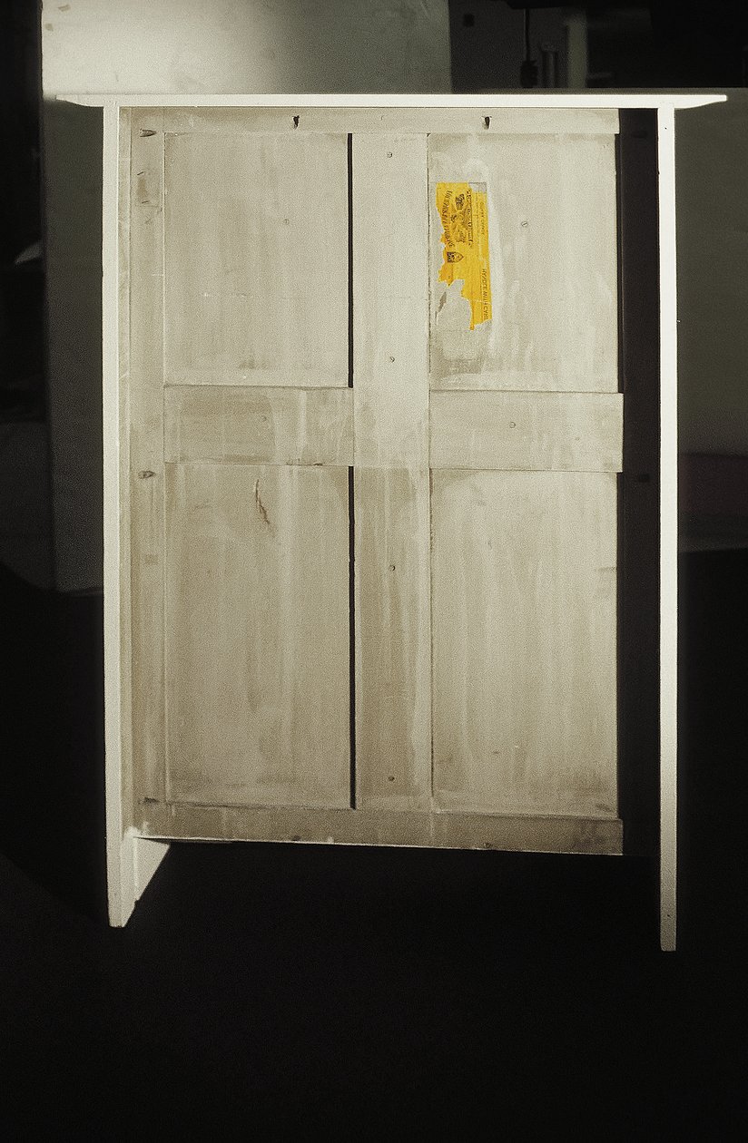 Rouva Rowatille suunniteltu valkoinen kaappi, 1902 (puu, lasimaalaukset, emali). tekijältä Charles Rennie Mackintosh