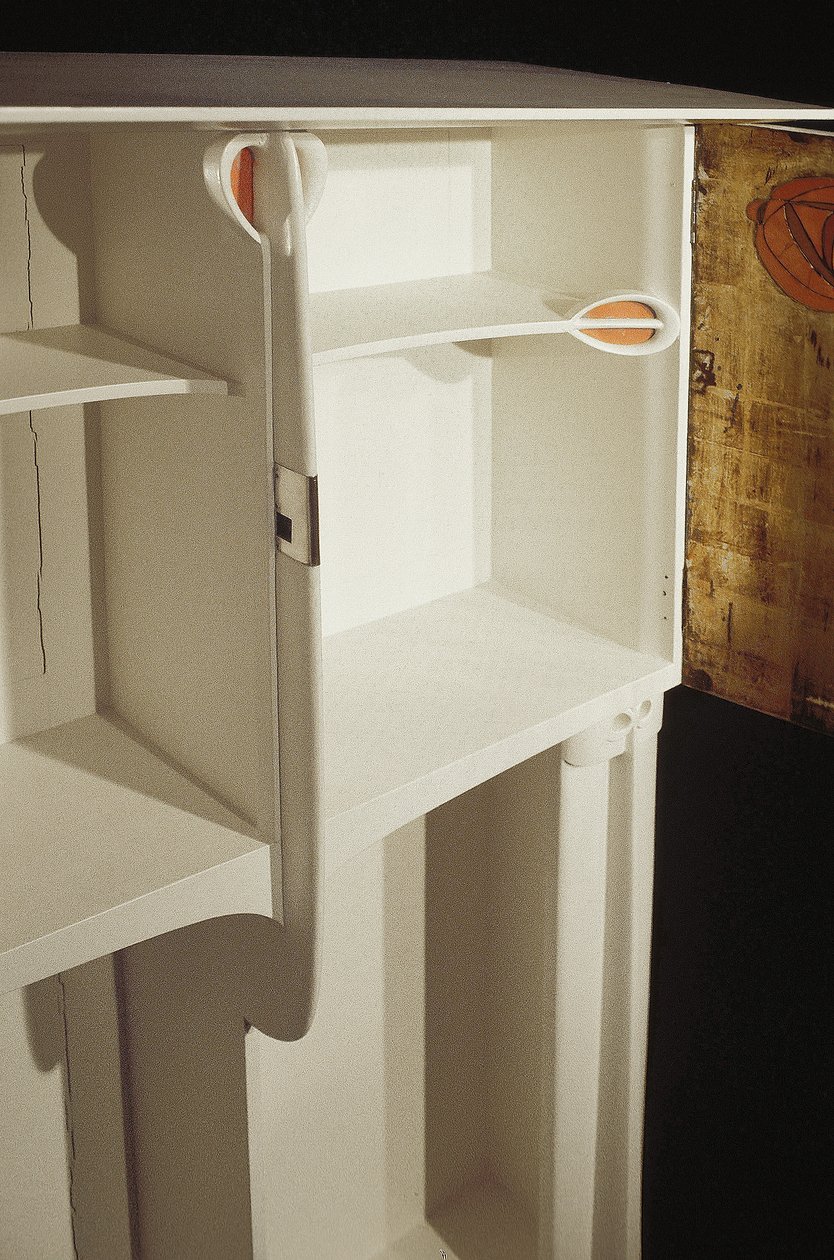 Rouva Rowatille suunniteltu valkoinen kaappi, 1902 (puu, lasimaalaukset, emali). tekijältä Charles Rennie Mackintosh