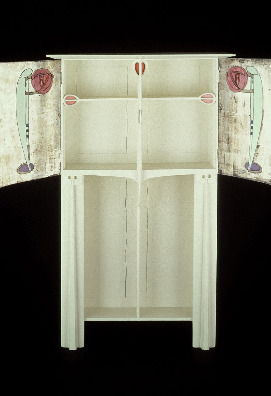 Rouva Rowatille suunniteltu valkoinen kaappi, 1902 (puu, lasimaalaukset, emali). tekijältä Charles Rennie Mackintosh