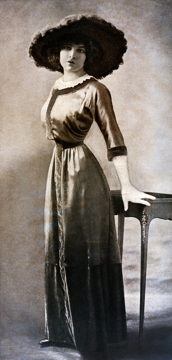 Emilie Bouchaudin muotokuva Polar Waspin vyötäröllä, noin 1909 (m/v kuva) tekijältä Charles Reutlinger