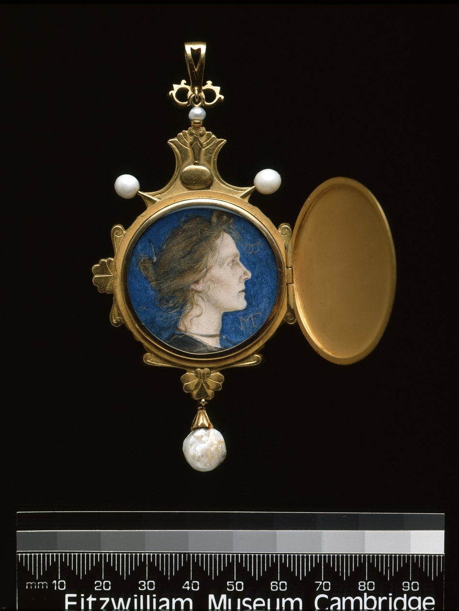 Riipus: Neiti Edith Emma Cooper (1862-1913) 1901 (kulta, emali, helmi ja wc) tekijältä Charles Ricketts