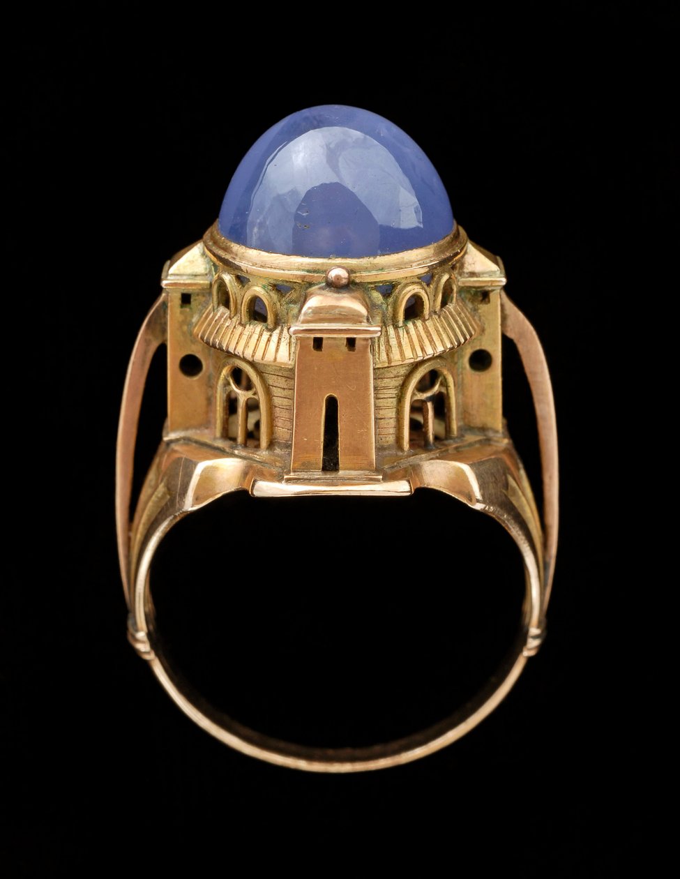 Sabbatai-sormus, 1904 (kulta ja cabochon-tähtisafiiri) tekijältä Charles Ricketts