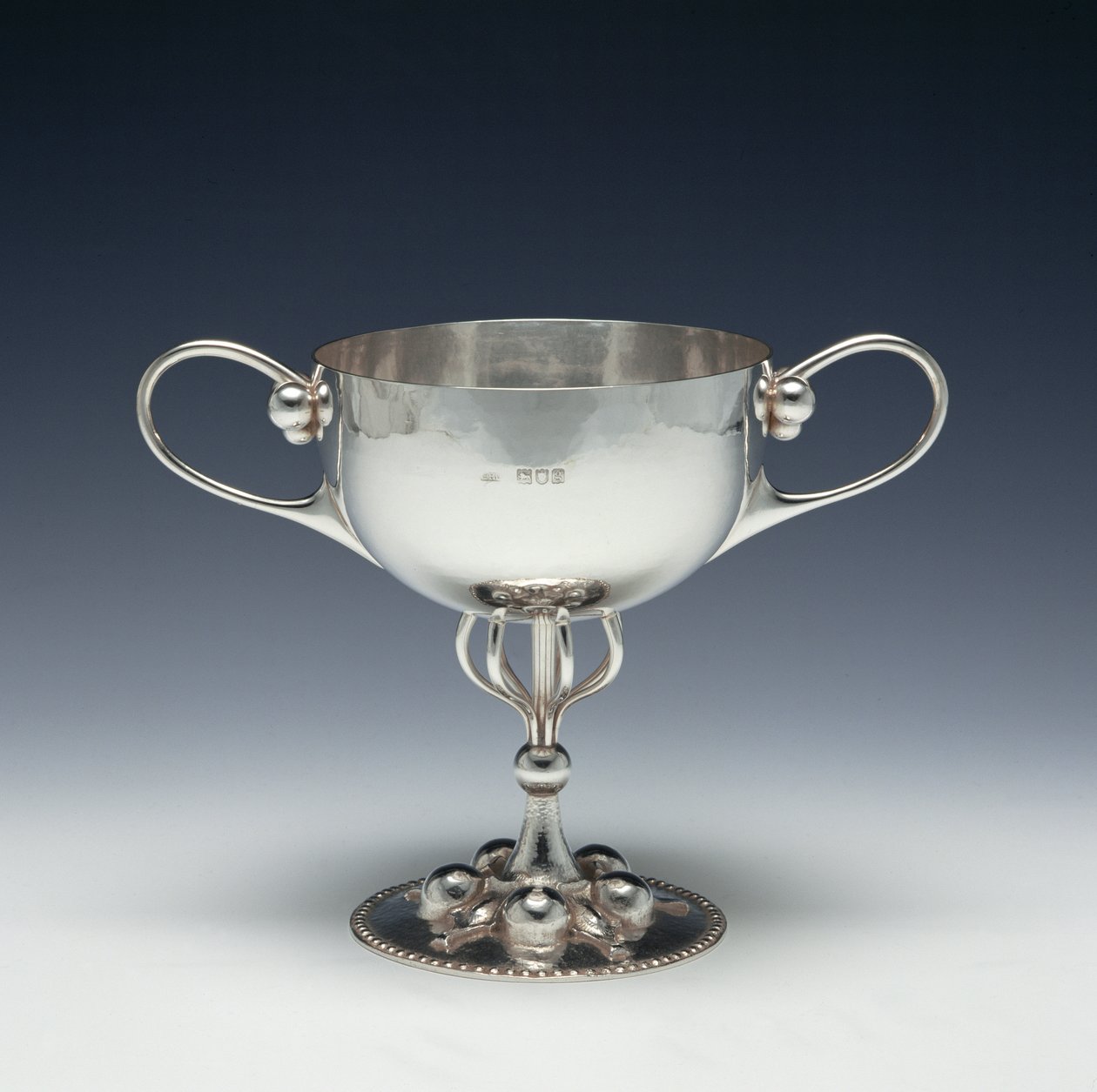 Sporting Cup tai Sugar Basin, n.1893 (hopea) tekijältä Charles Robert Ashbee