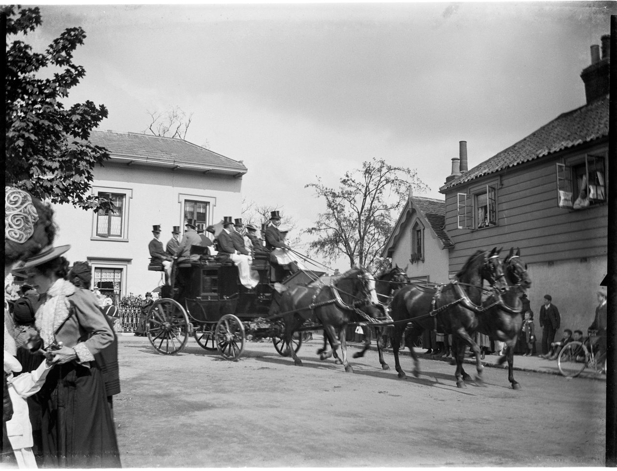 Hevosvetoinen linja-auto ajamassa mökkien ohi, Greater London Authority, 1895-1905. tekijältä Charles William Prickett