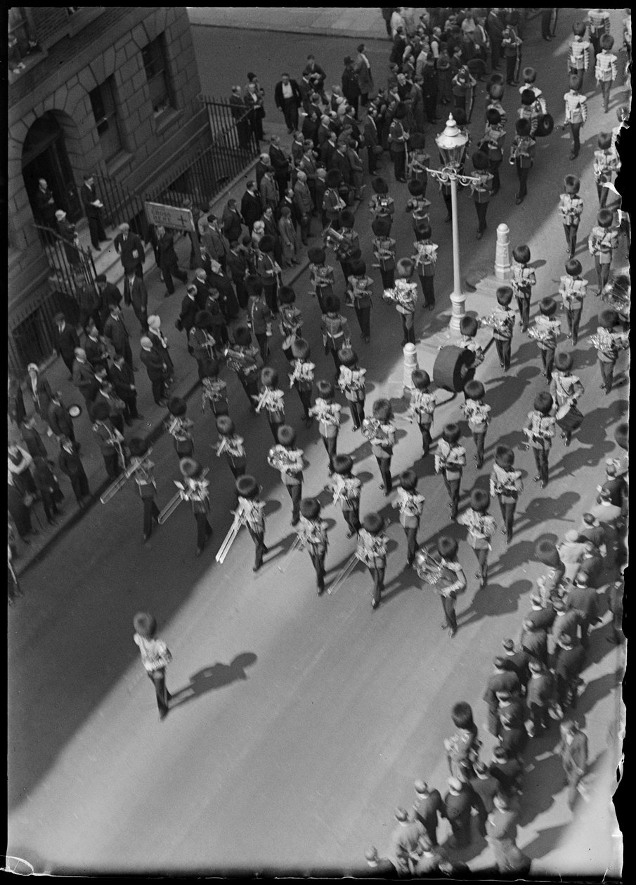 Victoria Crossilla palkitun sotilaan hautajaiskulkue Lontoossa 1930-luvun alussa. tekijältä Charles William Prickett