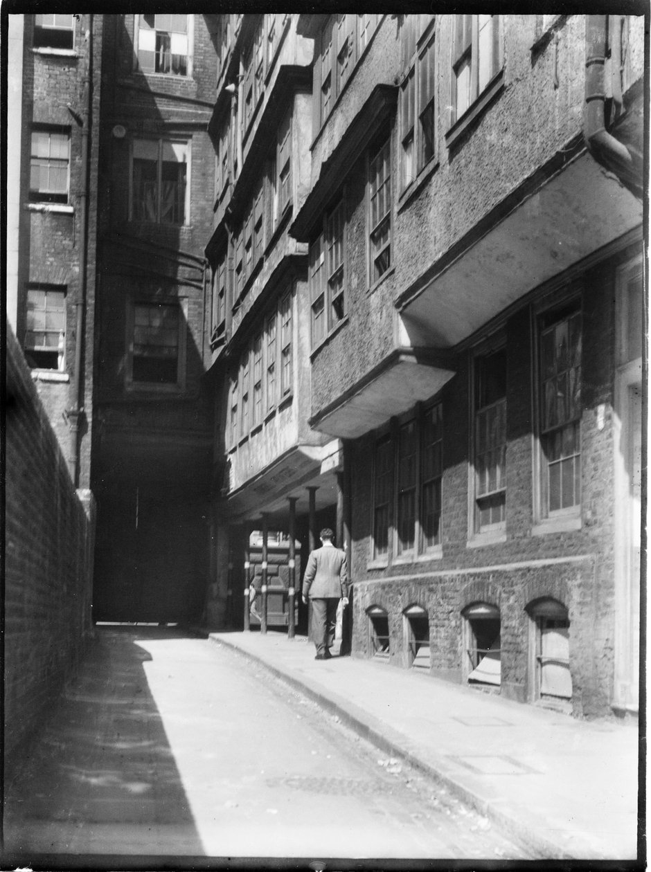 Middle Temple Lane, Temple, City of London, Greater London Authority, 1930-luku. tekijältä Charles William Prickett