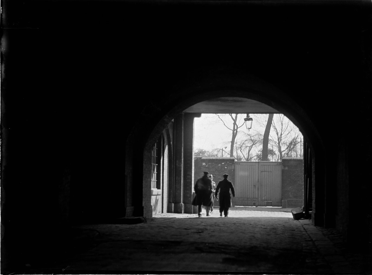 Tunneli tai katettu käytävä kohti kolmea hahmoa, Greater London Authority, 1930-luku. tekijältä Charles William Prickett